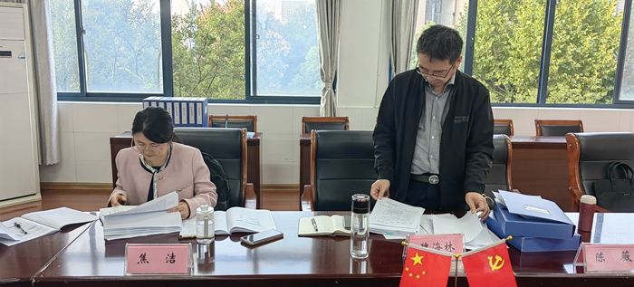 171447-850423.jpg 翻阅台账.jpg