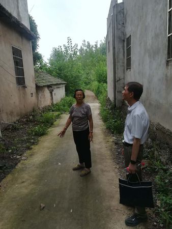察看住房安全情况.jpg