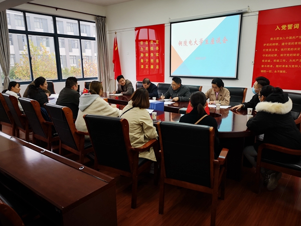 学生代表座谈会.jpg 学生代表座谈会.jpg