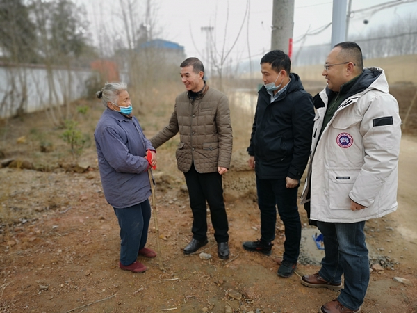 慰问贫困户.jpg 慰问贫困户.jpg