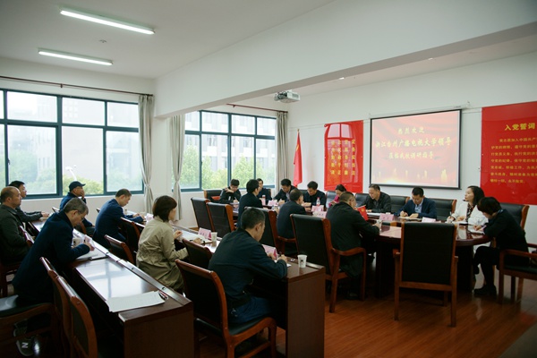 座谈会.jpg