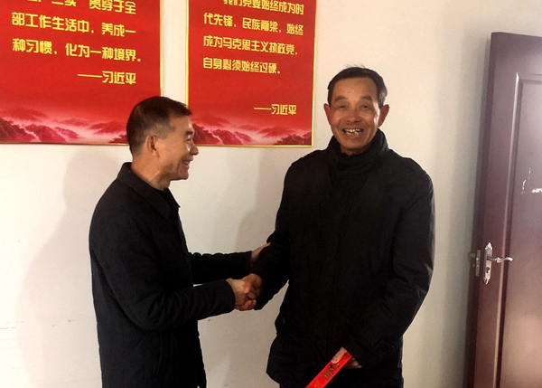 慰问困难党员.jpg